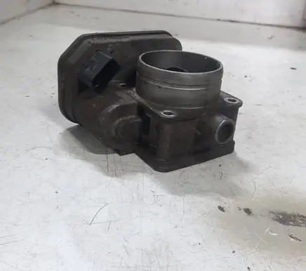 Volkswagen Golf IV Throttle valve 038128063C