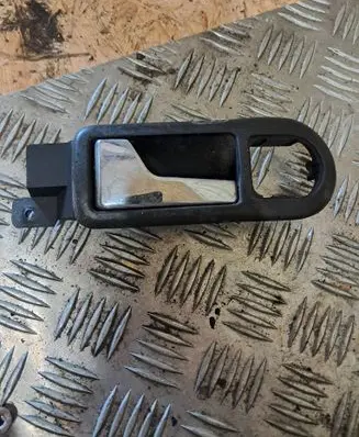 Volkswagen PASSAT B5 Front door interior handle 3B1837113