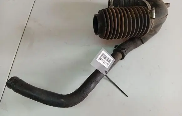 Volkswagen PASSAT B5 Air intake hose/pipe 8D0129615