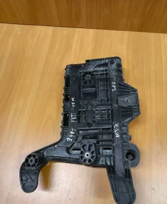 Volkswagen Golf V Battery tray 1K0915333