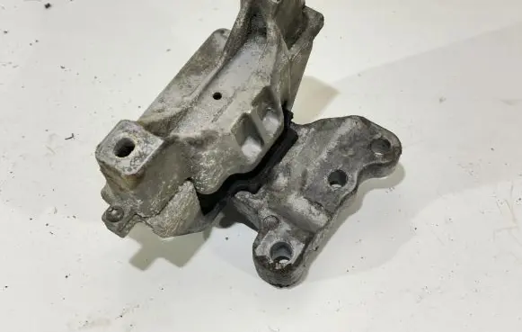 Mitsubishi Outlander Engine mount bracket