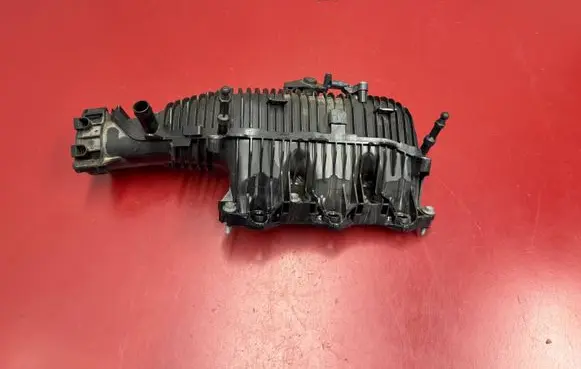 BMW X1 U11 Intake manifold 8487588 11618487588