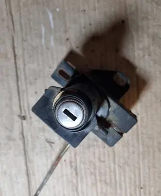 Mercedes-Benz E W124 Loading door lock 