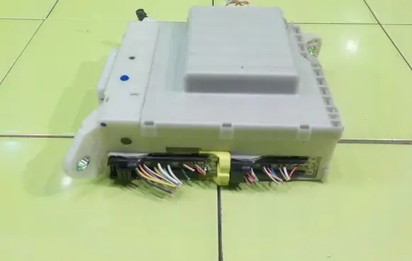 Lexus IS 220D-250-350 Central body control module 8273053025