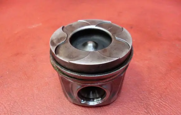 Volvo V40 Piston D5204T5