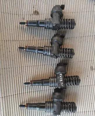 Volkswagen PASSAT B6 Fuel injector 0414720215