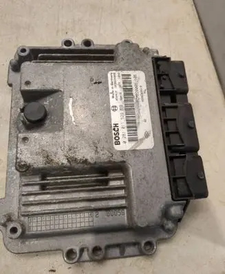 Opel Vivaro Engine control unit/module 1039S04808 8200389519 0281011529