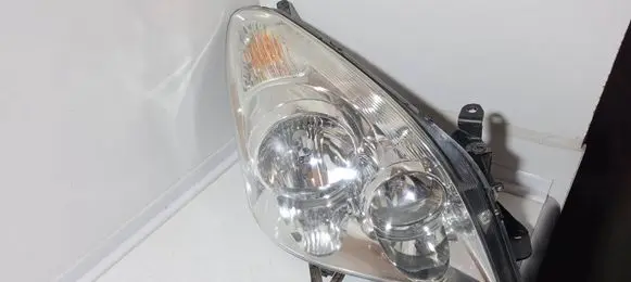 Toyota Corolla Verso AR10 Headlight/headlamp P7105R