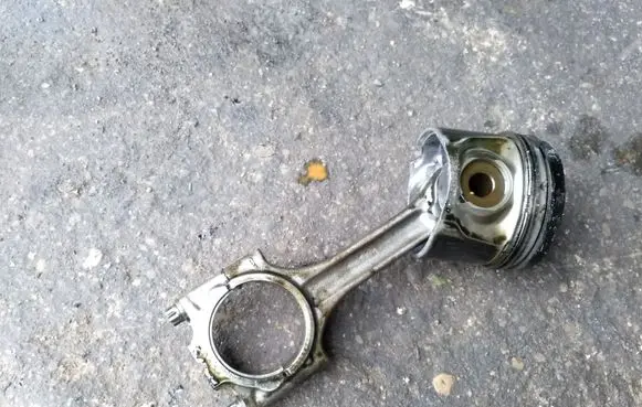 Volvo V70 Piston with connecting rod 81L79