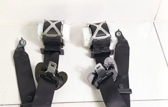 BMW 1 F20 F21 Front seatbelt 7243307 7243308