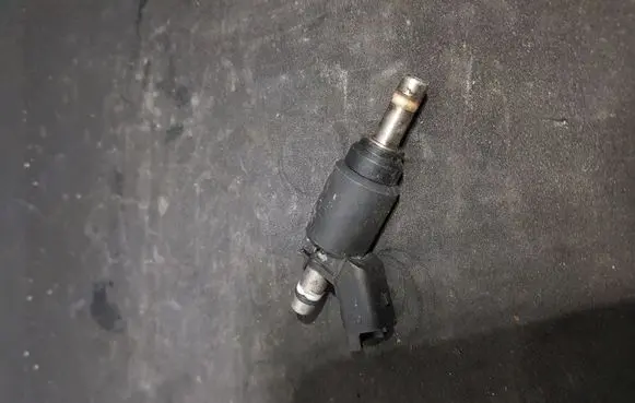 Citroen C5 Fuel injector 9636206880