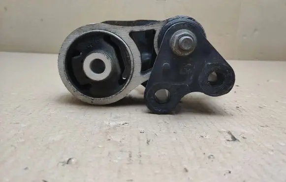 Mazda CX-9 Engine mount bracket