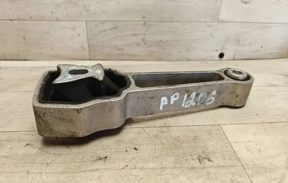 Volvo V70 Engine mount bracket 