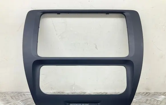 Volkswagen Jetta VI Radio/GPS head unit trim 5C6858069A