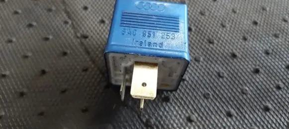 Volkswagen PASSAT B5.5 Other relay 8A0951253 899587