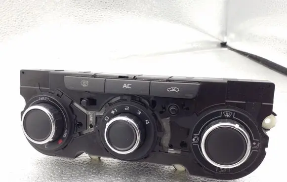 Skoda Octavia Mk2 (1Z) Climate control unit 3T0820047H 5HB00975220 SW0203