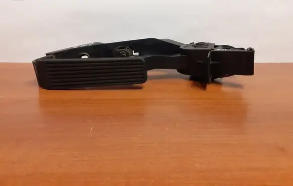 Mercedes-Benz E W211 Accelerator throttle pedal A2113010001 6011