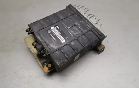 Volkswagen Golf III Engine control unit/module 0261200750 030906026K