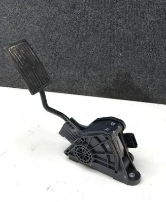 Accelerator throttle pedal
