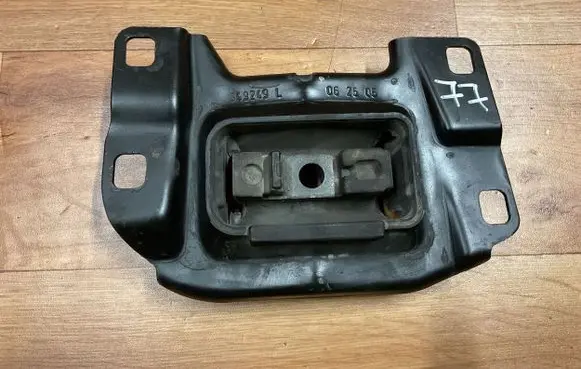 Volvo V50 Engine mount bracket 349249L