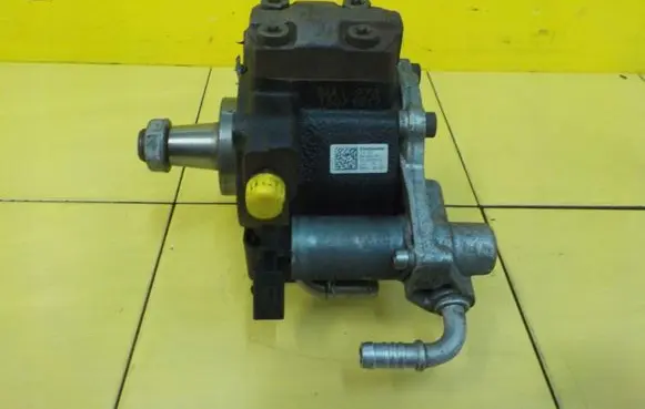 Volkswagen Golf VI Fuel injection high pressure pump 03L130755A