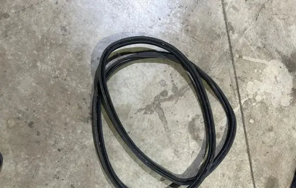 Trunk rubber seal (body)