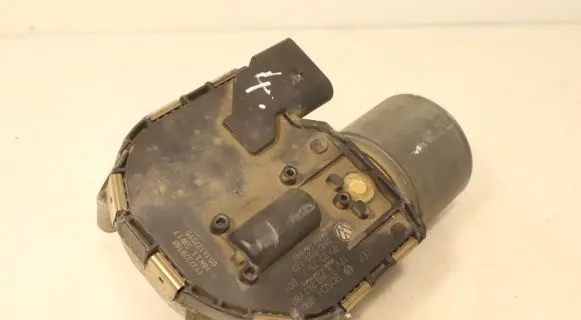 Volkswagen Golf V Wiper motor 0390241780