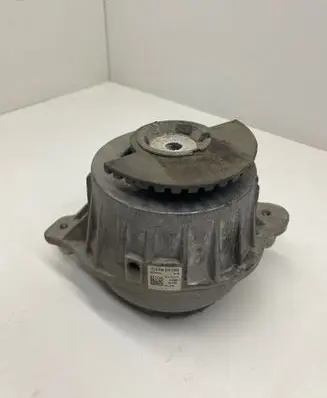 Mercedes-Benz C W205 Engine mount bracket A2052400300