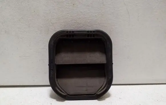 Fiat 500L Quarter panel pressure vent 