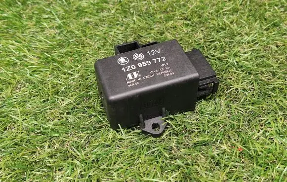 Volkswagen PASSAT B6 Seat heating relay 1Z0959772