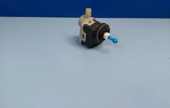 Headlight level adjustment motor