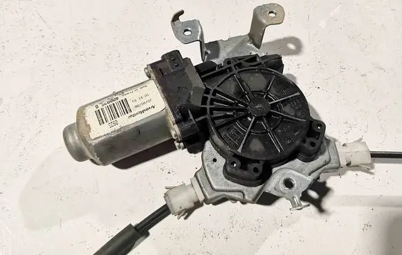 Nissan Note (E11) Front door window regulator motor 400935b