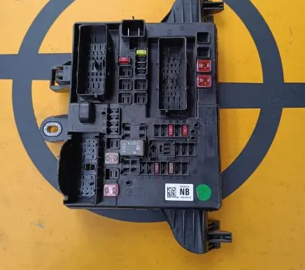 Opel Insignia A Fuse module 13277318