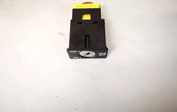 Passenger airbag on/off switch