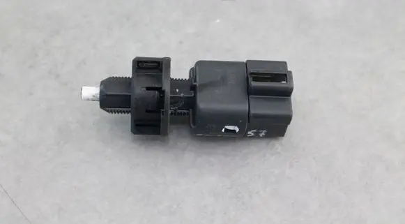 Mitsubishi Pajero Brake pedal sensor switch 2434 N67