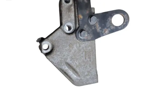 Engine mounting bracket