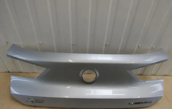 Trunk door license plate light bar