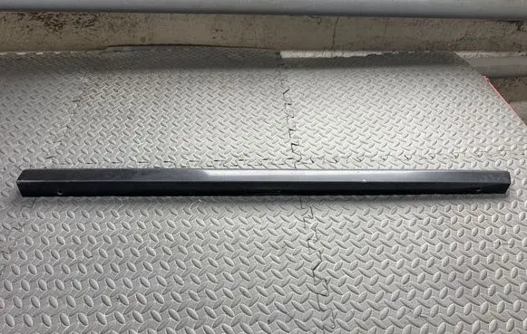 Volvo V70 Front door trim (molding) 39885608