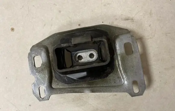 Peugeot Rifter Gearbox mount 9813699680