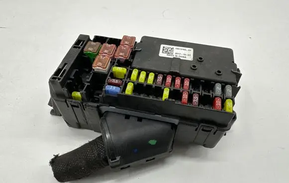 Opel Astra K Fuse module 15513165