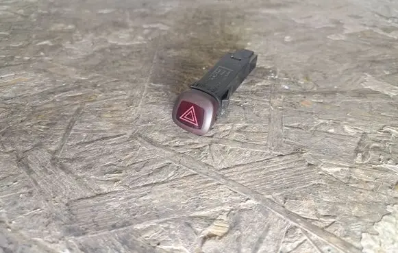 Volvo XC90 Hazard light switch 9168302 03W411