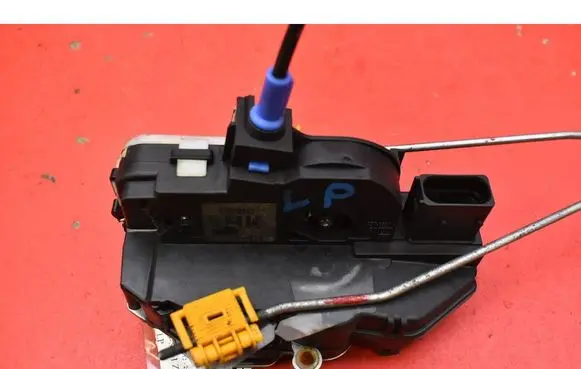 Opel Mokka Front door lock 13579522