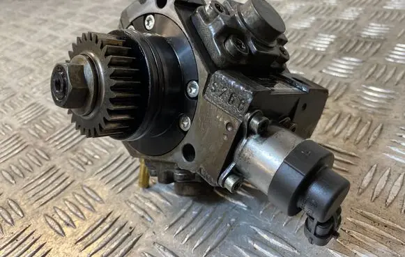 Opel Vivaro Fuel injection high pressure pump 167008960R 0445010404 0928400825