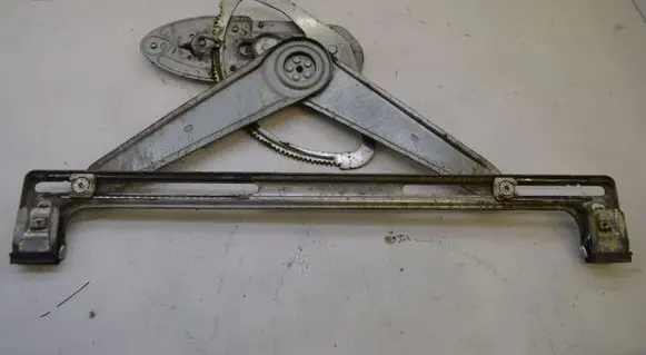 Ford Focus Front window lifting mechanism without motor