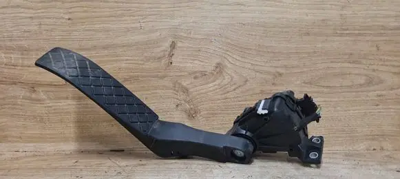 Accelerator throttle pedal