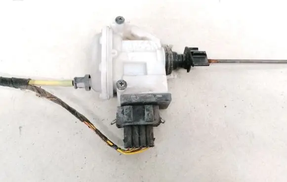 Volkswagen PASSAT B4 Central locking vacuum pump 3a0862153b