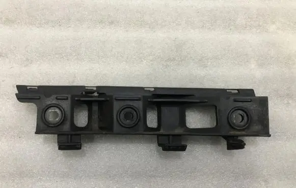 Volkswagen PASSAT B6 Front bumper mounting bracket