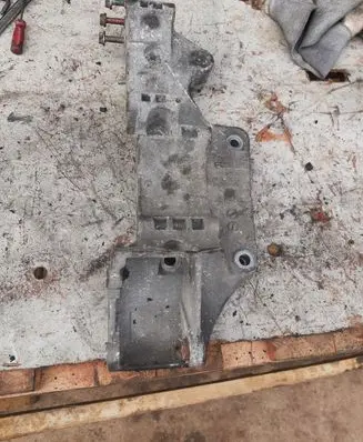 Volkswagen Transporter - Caravelle T5 Power steering pump mounting bracket 045003143C