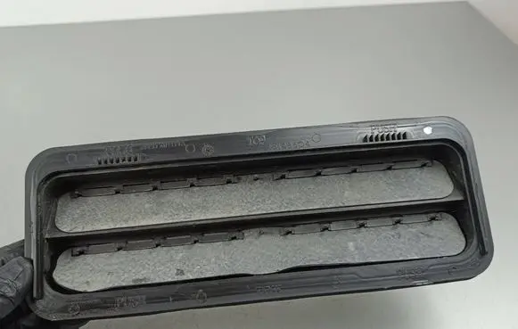 Quarter panel pressure vent