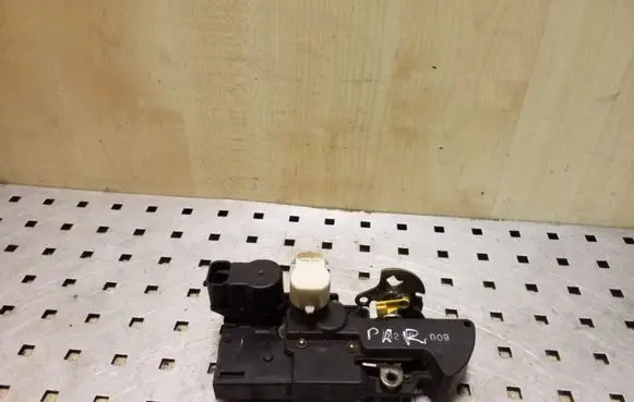 Opel Frontera B Front door lock 16634324